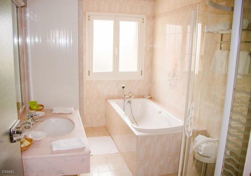 Hôtel de la Cloche SP Reims Extérieur photo